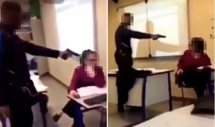 Un elev isi ameninta profesoara cu o arma: "Ma treci prezent". Urmarea incidentului. Imagini care pot afecta emotional - VIDEO Un elev isi ameninta profesoara cu o arma: "Ma treci prezent". Urmarea incidentului. Imagini care pot afecta emotional - VIDEO