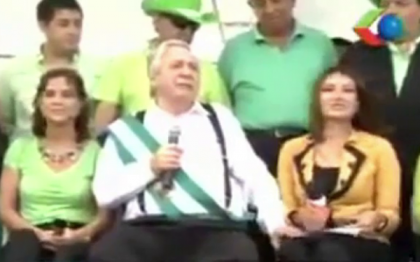 Primarul celui mai mare oras din Bolivia nu se poate abtine in fata unei femei frumoase. In ce ipostaza a fost filmat Primarul celui mai mare oras din Bolivia nu se poate abtine in fata unei femei frumoase. In ce ipostaza a fost filmat
