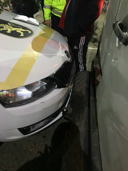Politistii au incercat sa opreasca un sofer care i-a ignorat si le-a lovit masina. Barbatul originar din Uzbekistan era beat si nu avea permis de conducere Politistii au incercat sa opreasca un sofer care i-a ignorat si le-a lovit masina. Barbatul originar din Uzbekistan era beat si nu avea permis de conducere