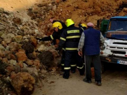 Clipe tensionate intr-o cariera din Cahul. Un barbat de 43 de ani, prins sub un mal de nisip: sta mai mult de 8 ore acolo. Salvatorii incearca sa-l scoata - FOTO
