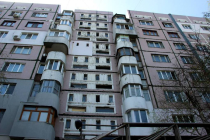 Ce incerca sa faca tanara de 28 de ani in momentul in care a cazut in gol de la etajul 2 al unui bloc de locuit, iar ulterior s-a stins la spital Ce incerca sa faca tanara de 28 de ani in momentul in care a cazut in gol de la etajul 2 al unui bloc de locuit, iar ulterior s-a stins la spital