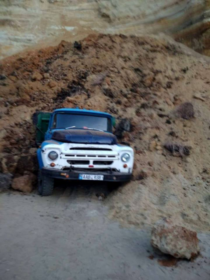 Imagini de la locul incidentului. Salvatorii continua sa-l caute pe barbatul prins sub un mal de nisip, intr-o localitate din Cahul - GALERIE FOTO Imagini de la locul incidentului. Salvatorii continua sa-l caute pe barbatul prins sub un mal de nisip, intr-o localitate din Cahul - GALERIE FOTO