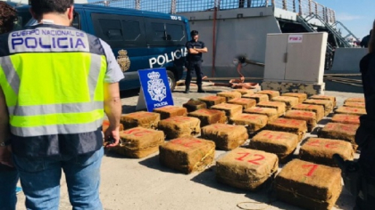 O nava sub pavilion moldovenesc, plina cu droguri, interceptata in Atlantic, in apropiere de Insulele Canare: a pornit din Turcia incarcata cu aprope o tona si jumatate de cocaina. Unde urma sa ajunga. 10 persoane, retinute - FOTO