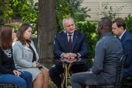Dodon s-a intalnit cu barbatul din Camerun care si-a pierdut fiul de 4 ani si sotia in urma exploziei de la Rascani: i-a promis ca-l va ajuta sa obtina cat mai repede cetatenia moldovenesca