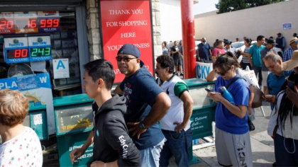 Un american a castigat la loterie 1,6 MILIARDE de dolari: avea o sansa din 303 milioane. E un premiu record in SUA - FOTO