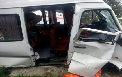 30 de persoane, sustinatori PD, printre care si deputatul Adunarii Nationale din Gagauzia, Vitalie Dragoi, au ajuns la spital, dupa ce doua microbuze s-au ciocnit violent, la Cimislia: se indreptau spre mitingul PD - FOTO 30 de persoane, sustinatori PD, printre care si deputatul Adunarii Nationale din Gagauzia, Vitalie Dragoi, au ajuns la spital, dupa ce doua microbuze s-au ciocnit violent, la Cimislia: se indreptau spre mitingul PD - FOTO