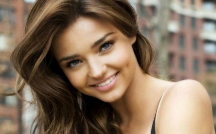 Doi moguli ai presei australiene s-au luat la pumni in plina strada. Motivul altercatiei: "ingerasul" Miranda Kerr