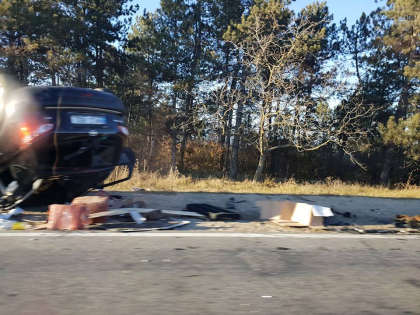 Un barbat de 53 de ani a ajuns la spital, dupa ce masina pe care o conducea s-a izbit violent de un TIR si s-a rasturnat, intr-o localitate din Nisporeni. Ce spune politia - FOTO