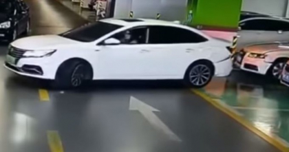 Momentul in care o soferita loveste un Maserati, un Audi si un BMW intr-o parcare - VIDEO Momentul in care o soferita loveste un Maserati, un Audi si un BMW intr-o parcare - VIDEO