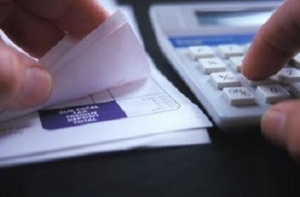 Impuneau oameni, prin amenintari, santaj si inselaciune, sa investeasca bani in firme inexistente. Trei membri ai unei grupari specializata in escrocherii vor aparea in fata judecatorilor pentru 17 capete de acuzare Impuneau oameni, prin amenintari, santaj si inselaciune, sa investeasca bani in firme inexistente. Trei membri ai unei grupari specializata in escrocherii vor aparea in fata judecatorilor pentru 17 capete de acuzare