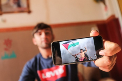 Fotografia cu un tanar protestatar devenita virala pe internet. " Vreau sa fiu inmormantat cu drapelul meu" Fotografia cu un tanar protestatar devenita virala pe internet. " Vreau sa fiu inmormantat cu drapelul meu"