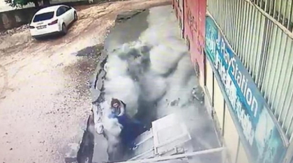 Momentul in care doua femei au fost " inghitite" de o groapa uriasa, dupa ce asfaltul a cedat sub ele - VIDEO