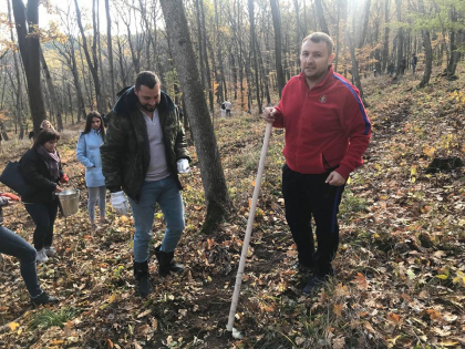De la Guvern la iarba verde, doar ca nu la odihna, ci la treaba. Noul ministru al Agricultutii cu sapa in mana la sadit copaci, de Ziua Inverzirii - GALERIE FOTO
