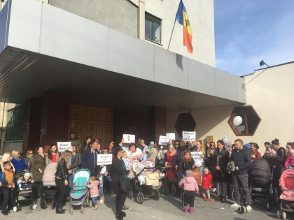 Protest in fata CNA pentru sustinerea medicului Vadim Scarlat, retinut in dosarul mitei pentru judecatori: manifestantii au intrat in cladire - GALERIE FOTO Protest in fata CNA pentru sustinerea medicului Vadim Scarlat, retinut in dosarul mitei pentru judecatori: manifestantii au intrat in cladire - GALERIE FOTO