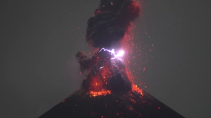 Spectacol de lumini creat de eruptia unui vulcan. Acest fenomen este extrem de rar - VIDEO Spectacol de lumini creat de eruptia unui vulcan. Acest fenomen este extrem de rar - VIDEO
