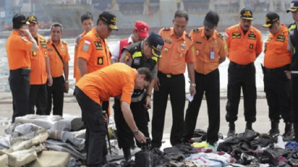 Cautarile avionului din Indonezia continua. 10 saci cu ramasite umane si bucati din avion, scoase din apa - VIDEO Cautarile avionului din Indonezia continua. 10 saci cu ramasite umane si bucati din avion, scoase din apa - VIDEO