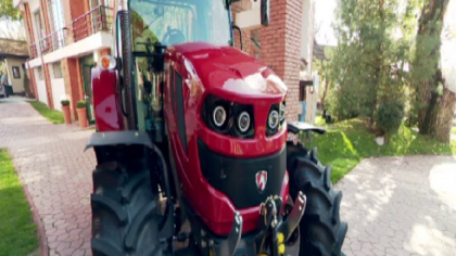 Cat costa si cum arata primul tractor suta la suta romanesc: " Ai clima, ai muzica" - FOTO/VIDEO Cat costa si cum arata primul tractor suta la suta romanesc: " Ai clima, ai muzica" - FOTO/VIDEO