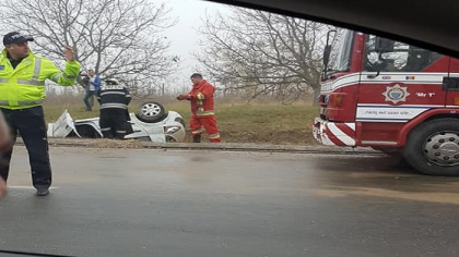 O masina s-a rasturnat in apropiere de Peresecina: Doua persoane au fost ranite - FOTO O masina s-a rasturnat in apropiere de Peresecina: Doua persoane au fost ranite - FOTO