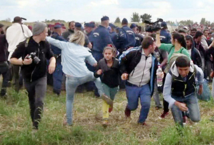 Decizie finala in cazul operatoarei video filmata in 2015 in timp ce lovea migranti - VIDEO Decizie finala in cazul operatoarei video filmata in 2015 in timp ce lovea migranti - VIDEO