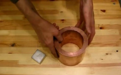 Ce se intampla atunci cand arunci un magnet printr-un cilindru de cupru. VIDEO