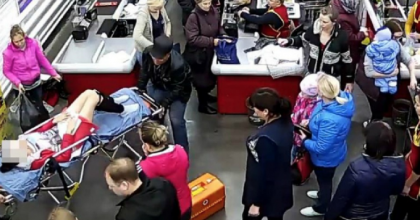O femeie din Rusia a nascut la supermarket, chiar in fata casei de marcat. Reactia vanzatoarei - VIDEO