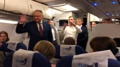 Igor Dodon s-a intors de la Moscova cu o cursa regulata. Presedintele a urcat in avion cu mai multi fotografi si bodyguarzi. Ce le-a spus pasagerilor - VIDEO Igor Dodon s-a intors de la Moscova cu o cursa regulata. Presedintele a urcat in avion cu mai multi fotografi si bodyguarzi. Ce le-a spus pasagerilor - VIDEO