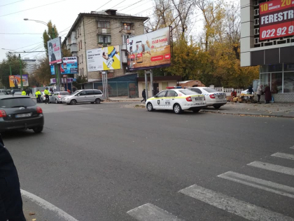 Controale comune ANTA si INP. Toti soferii de taxi, de microbuze, trasi pe dreapta pe mai multe strazi din capitala. Politia: cei prinsi ca au facut incalcari, au fost amendati - GALERIE FOTO