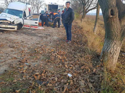 Un tanar de 29 de ani, transportat in stare grava la spital, dupa ce automobilul pe care il conducea s-a izbit violent de un copac si s-a rasturnat, in apropiere de Ialoveni - FOTO Un tanar de 29 de ani, transportat in stare grava la spital, dupa ce automobilul pe care il conducea s-a izbit violent de un copac si s-a rasturnat, in apropiere de Ialoveni - FOTO
