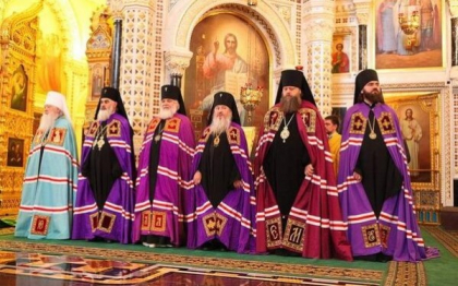 The Independent ironizeaza Biserica Ortodoxa din Rusia: "Ne opunem barbatilor cu barba, in rochii, spun barbati cu barba, in rochii"