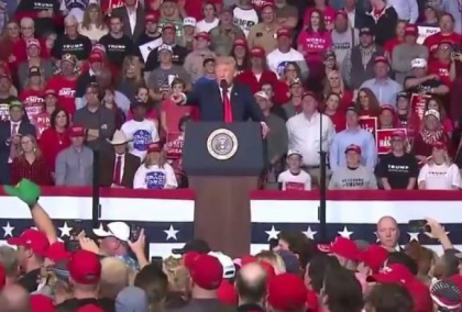 O femeie a lesinat la un discurs al lui Trump, publicul a cantat o melodie religioasa - VIDEO