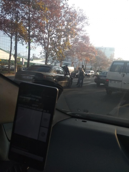 Accident pe strada Calea Iesilor din capitala. Doua masini s-au ciocnit puternic. In zona s-a format ambuteiaj - FOTO
