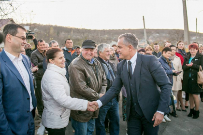 Plahotniuc a inaugurat personal drumuri reparate la Hancesti cu bani din bugetul public - GALERIE FOTO