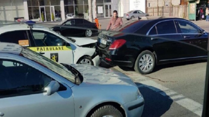 O masina a politiei, implicata intr-un accident pe o strada din sectorul Buiucani al capitalei - FOTO O masina a politiei, implicata intr-un accident pe o strada din sectorul Buiucani al capitalei - FOTO