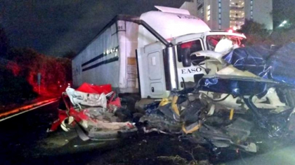 Accident cu 10 morti si 40 de raniti, pe autostrada din Mexic. Un tir scapat de sub control a facut ravagii Accident cu 10 morti si 40 de raniti, pe autostrada din Mexic. Un tir scapat de sub control a facut ravagii