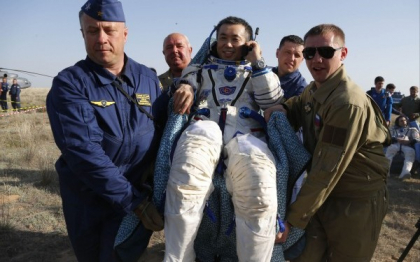 "Niste vin rosu, va rog!". Primele momente ale celor trei astronauti care s-au intors pe Terra, dupa 188 de zile in spatiu