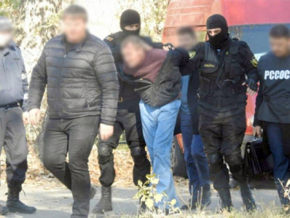 Cinci persoane, retinute de politie. Risca pana la 15 ani de puscarie, pentru comercializarea drogurilor