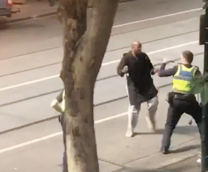 Primele informatii despre identitatea atacatorului din Melbourne. Momentul in care se lupta cu politistii - VIDEO Primele informatii despre identitatea atacatorului din Melbourne. Momentul in care se lupta cu politistii - VIDEO