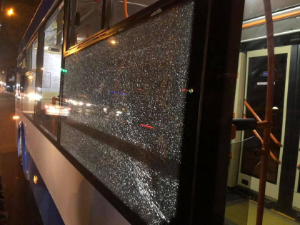 Focuri de arma langa Circ. Cineva a impuscat de mai multe ori in doua troleibuze, pline cu pasageri: geamurile vehiculelor s-au facut tandari. Politia se afla acolo - GALERIE FOTO Focuri de arma langa Circ. Cineva a impuscat de mai multe ori in doua troleibuze, pline cu pasageri: geamurile vehiculelor s-au facut tandari. Politia se afla acolo - GALERIE FOTO