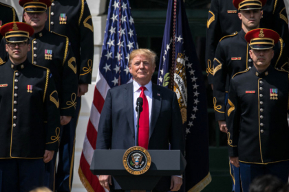 Trump considera "foarte jignitoare" ideea lui Macron privind o armata europeana