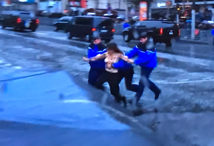 Incident in timp ce masina in care se afla Donald Trump trecea pe Champs-Elysees. Doua activiste Femen, retinute
