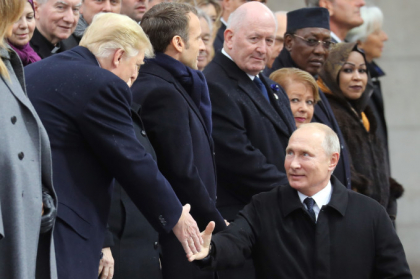 Vladimir Putin si Donald Trump si-au dat mana la Arcul de Triumf. Gestul liderului rus - VIDEO/FOTO