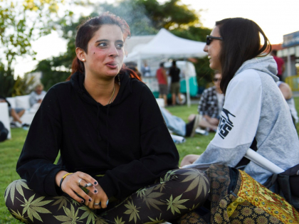 O firma angajeaza persoane care sa fumeze marijuana si sa calatoreasca O firma angajeaza persoane care sa fumeze marijuana si sa calatoreasca
