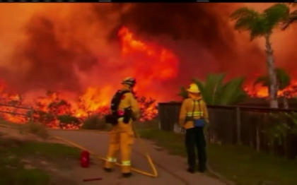 Mii de oameni evacuati si locuinte arse pana in temelii. Pompierii din California duc o lupta inegala cu flacarile, de 3 zile