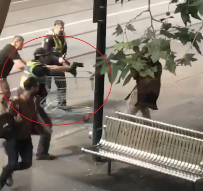 Un om al strazii, erou al atacului terorist din Melbourne. Cati bani a primit pentru gestul sau Un om al strazii, erou al atacului terorist din Melbourne. Cati bani a primit pentru gestul sau