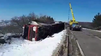 Un camion, plin cu borcane, care s-a rasturnat ieri langa Cristesti, Nisporeni, a stat pana astazi acolo: a venit o macara, a descarcat marfa si a ridicat camionul - VIDEO