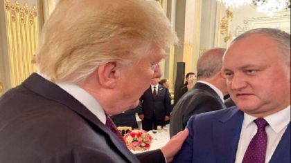 Poza cu Dodon alaturi de Trump, facuta la Paris, a devenit un meme pe site-urile americane: "- Baiete, adu-mi o bere, - Dar eu sunt presedintele Moldovei, - Ok, dar adu-mi un pahar cu vin" - FOTO