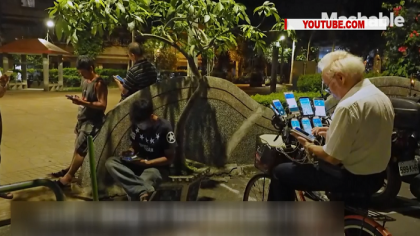 Un taiwanez prinde "pokemoni" cu cinsprezece telefoane atasate de bicicleta sa - VIDEO Un taiwanez prinde "pokemoni" cu cinsprezece telefoane atasate de bicicleta sa - VIDEO