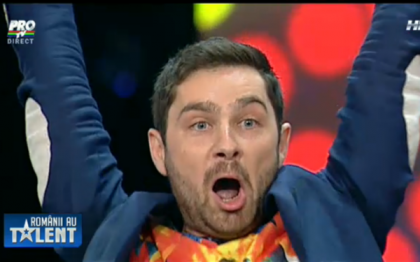 Le-a cerut in casatorie pe Iulia Vantur si Bianca Dragusanu la "Romanii au talent". Numarul la care a ras copios toata sala Le-a cerut in casatorie pe Iulia Vantur si Bianca Dragusanu la "Romanii au talent". Numarul la care a ras copios toata sala