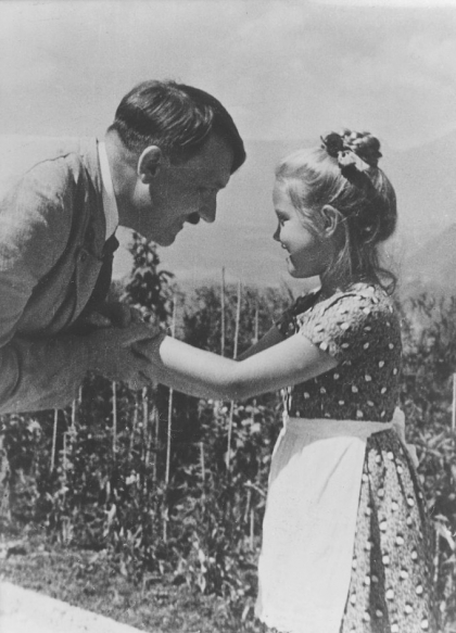 Povestea din spatele fotografiei lui Hitler imbratisand o fetita evreica: " Draga de Rosa!" Povestea din spatele fotografiei lui Hitler imbratisand o fetita evreica: " Draga de Rosa!"