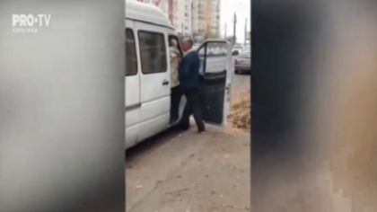 Pasageri impinsi ca sa incapa intr-un microbuz de ruta. Oamenii legii s-au autosesizat. Ce spun acestia Pasageri impinsi ca sa incapa intr-un microbuz de ruta. Oamenii legii s-au autosesizat. Ce spun acestia